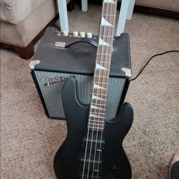 Jackson 4 string electric bass, with rumble 25 amp. - Picture 3 of 3